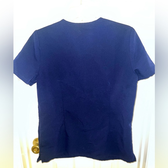 Figs- Casma™ Three-Pocket Scrub Top - Picture 8 of 11